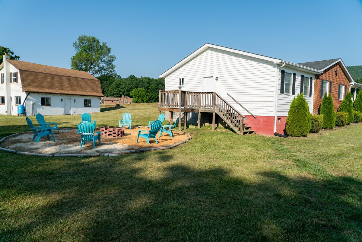 Farmhouse- Backyard of Shenandoah Nat'l Park