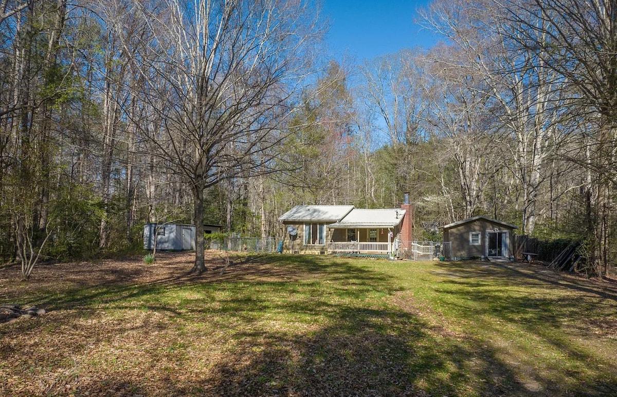 Cozy Cottage at Linville River