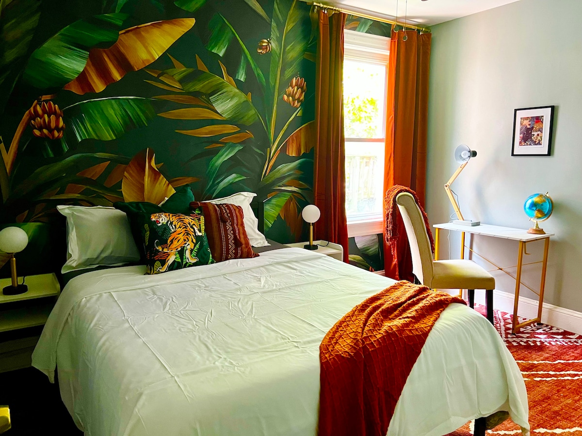 Spacious Jungle Themed 4 Bedroom, 2 Bath Home