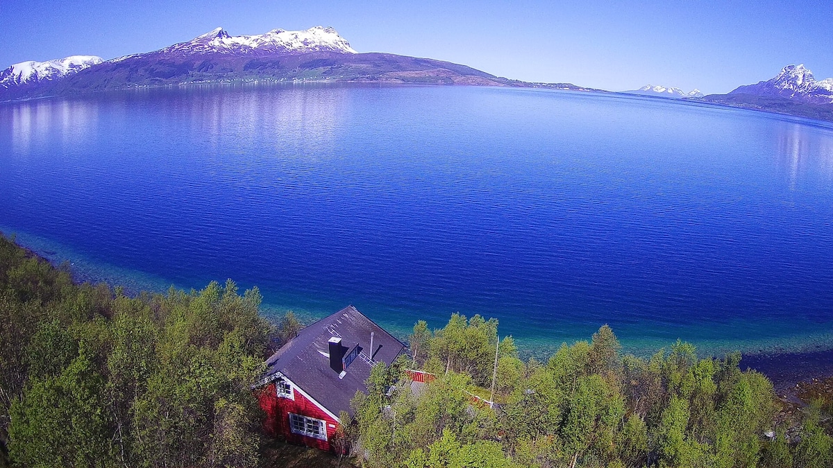 The Midnight Sun Cabin