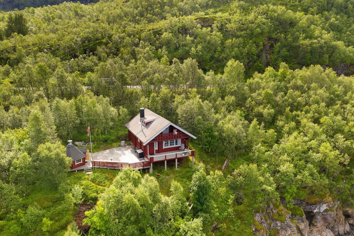 The Midnight Sun Cabin