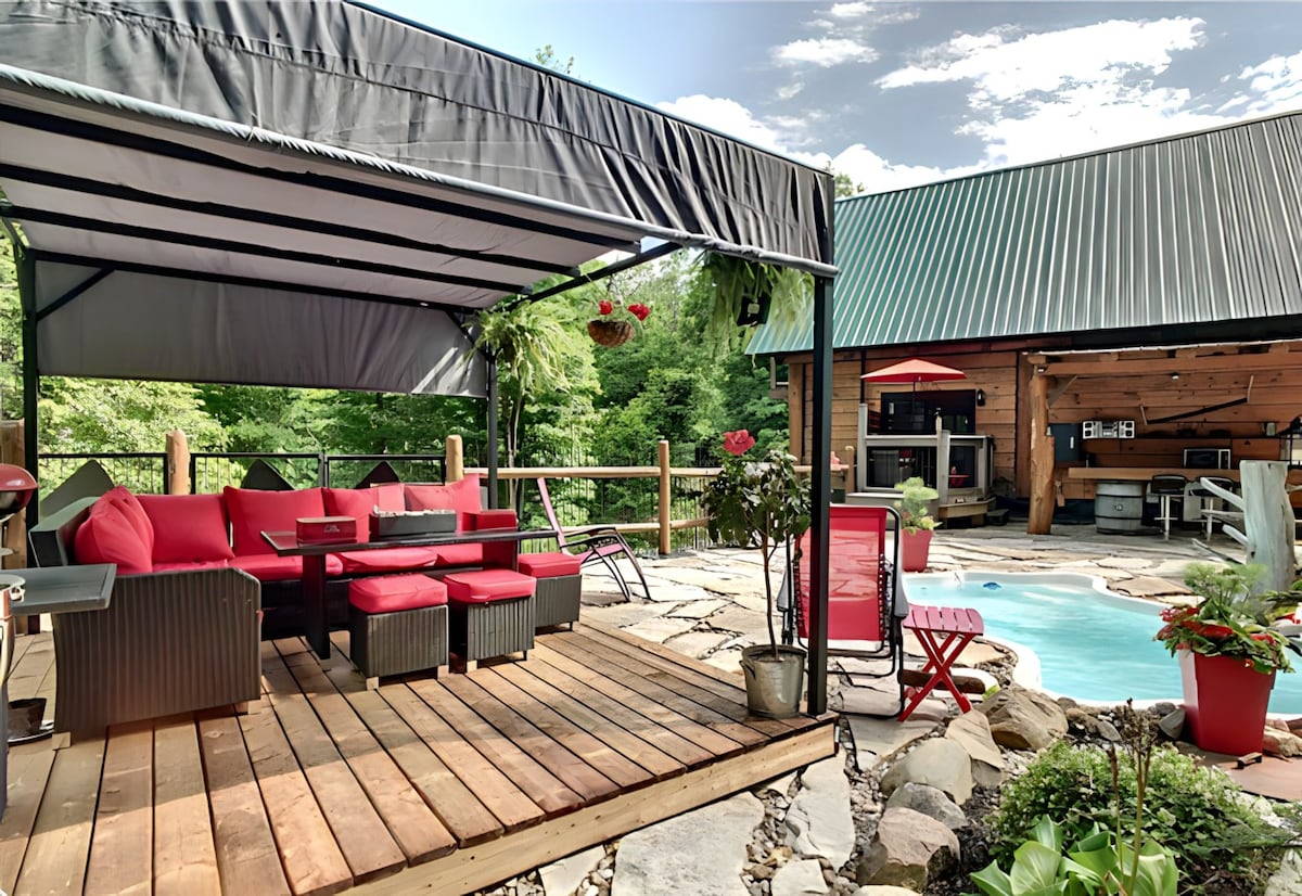 Chalet + Lake access, Private Pool, Dock & Jacuzzi