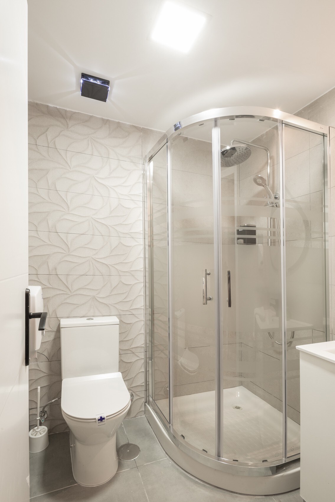 Sunny & Exterior Private Bathroom Gran Via | RS131