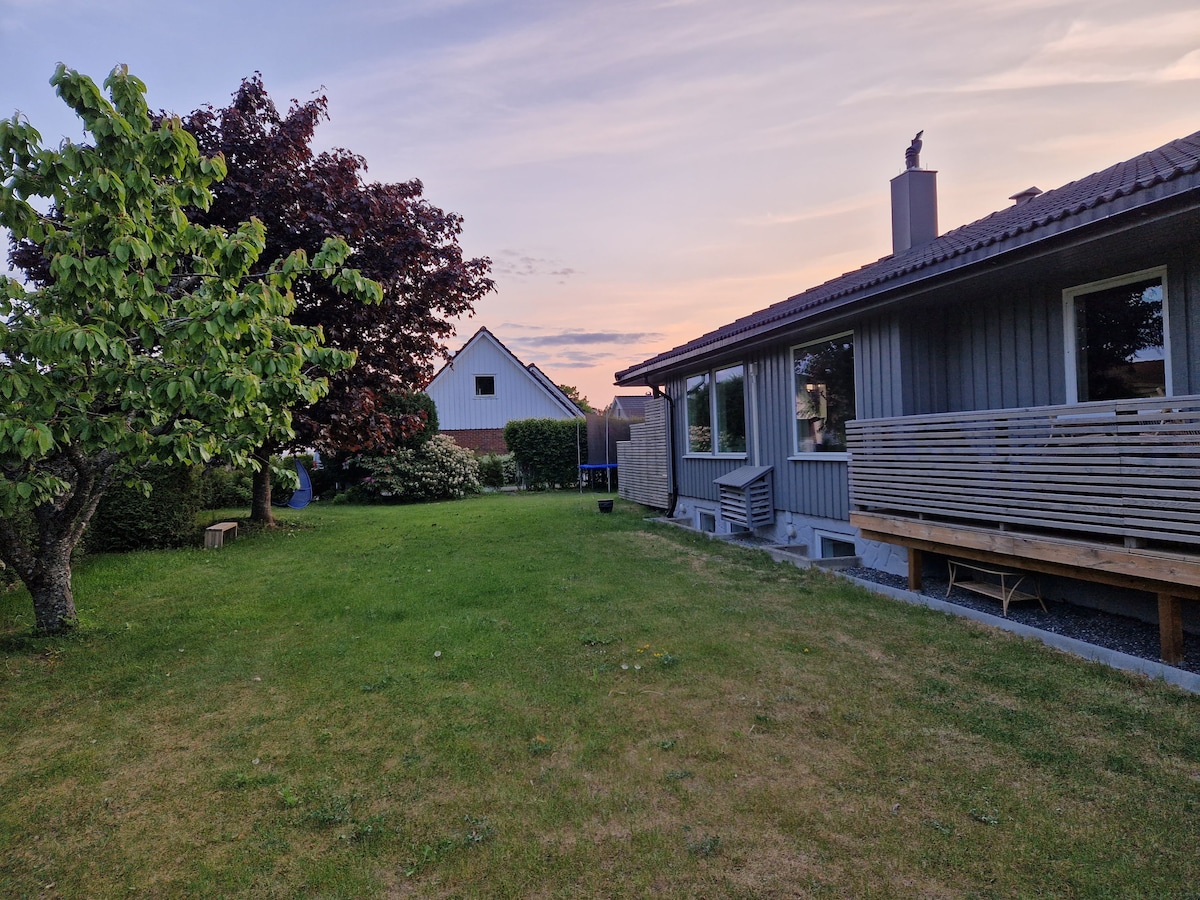 Sjønært hus på vakre Jeløya! Ledig uke 28-31.