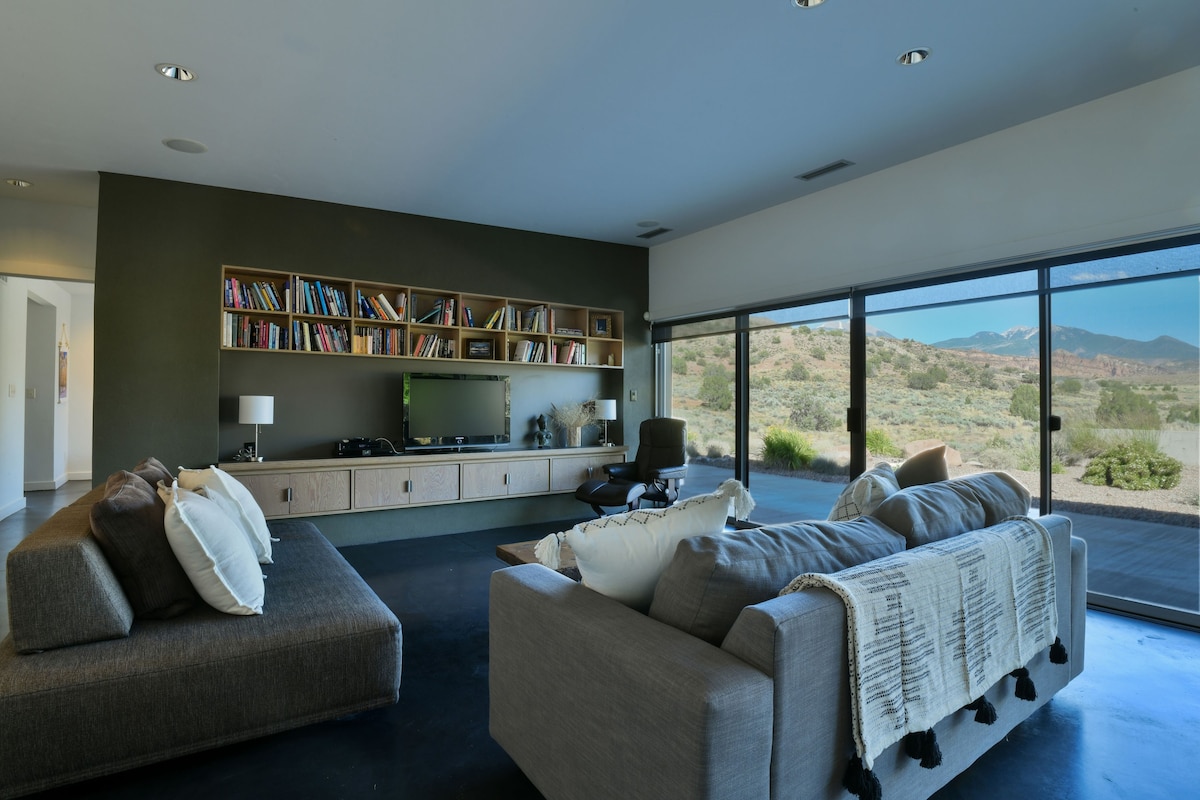 Beautiful Mountain Views Private Contemporary Home