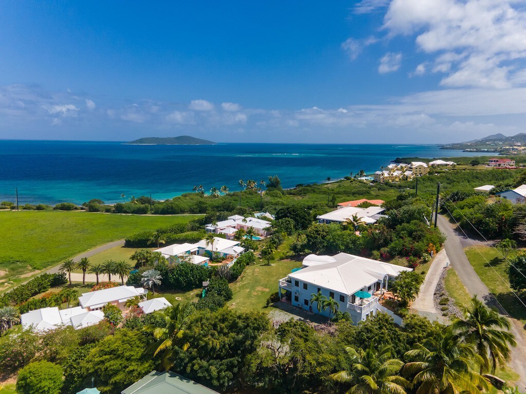 Caribbean Views, Walk to beaches, Restaurant/Bar
