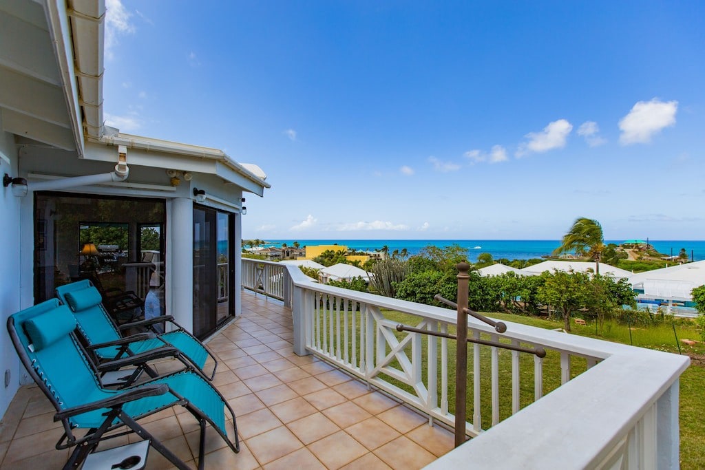 Caribbean Views, Walk to beaches, Restaurant/Bar