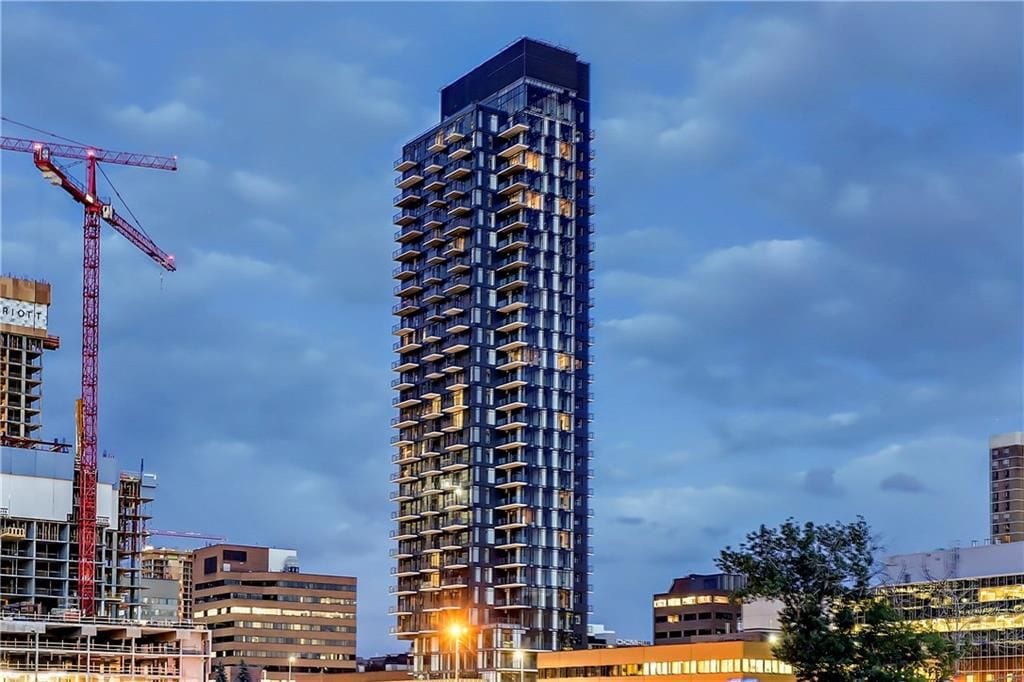 Modern Condo, Skyline views, & Parking in Downtown