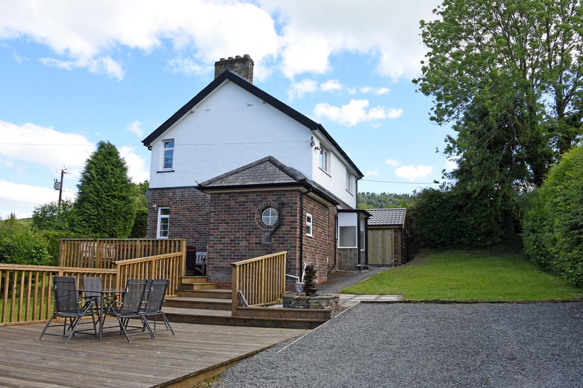 Cottage with Hot Tub in Wales.