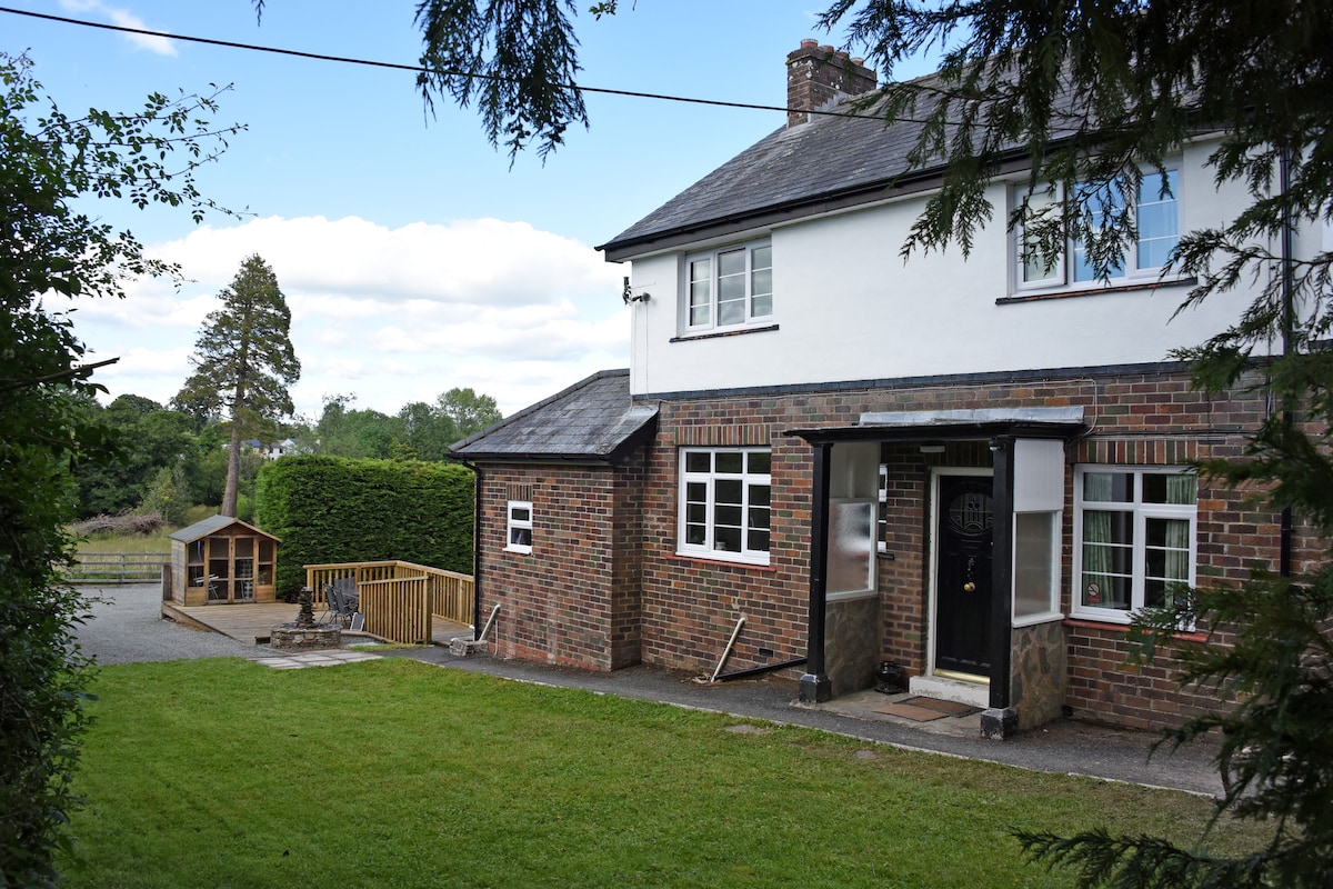 Cottage with Hot Tub in Wales.