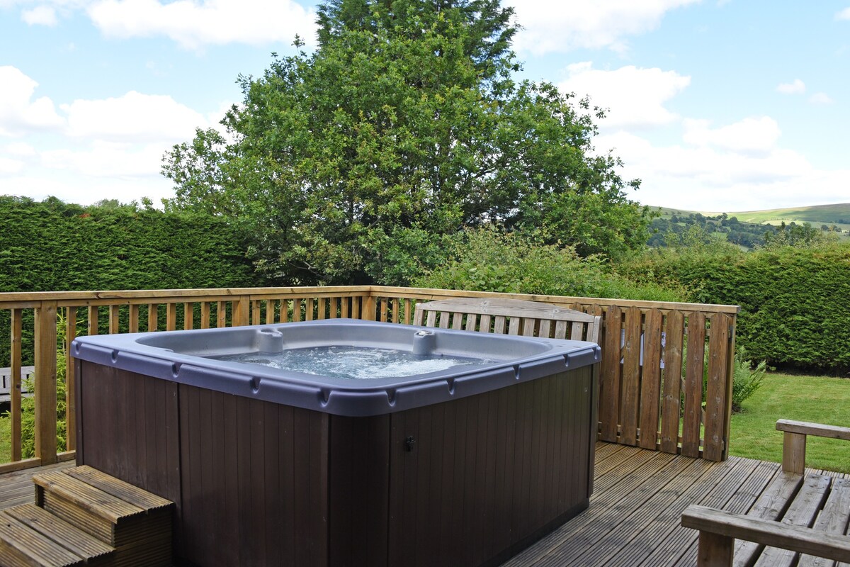 Cottage with Hot Tub in Wales.