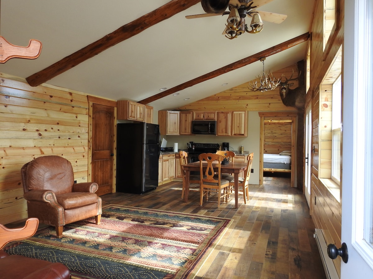 Cabin on private lake/Snowmobile destination