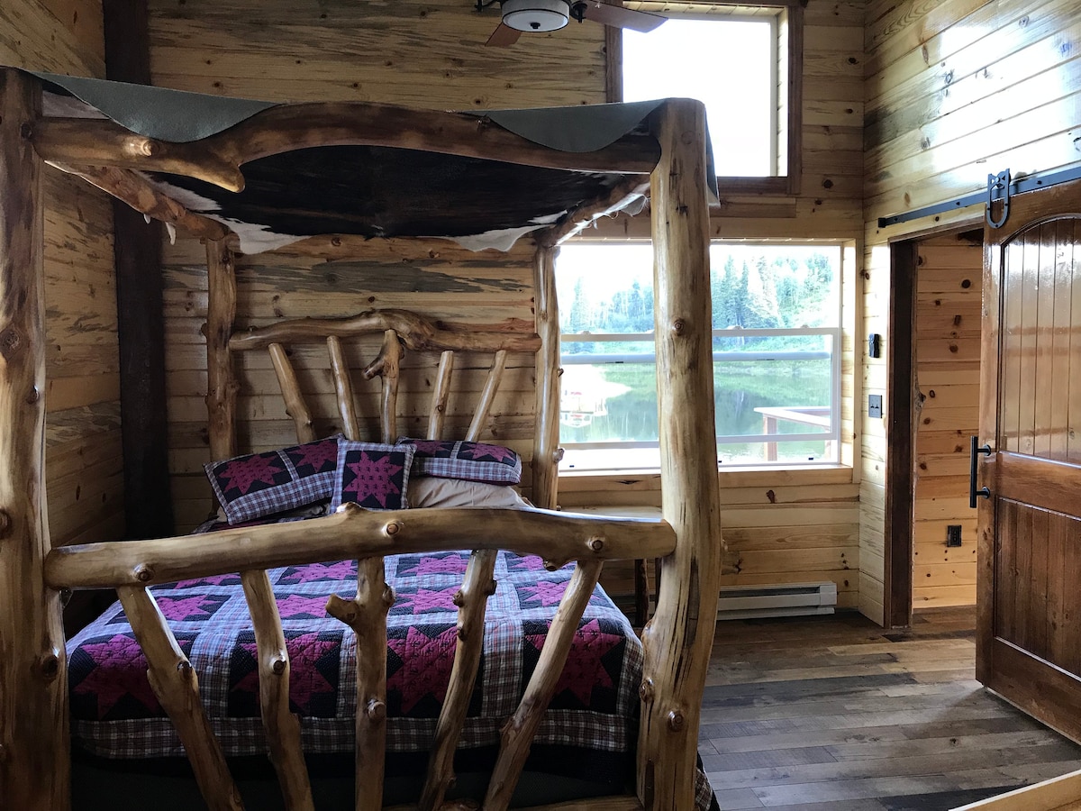 Cabin on private lake/Snowmobile destination