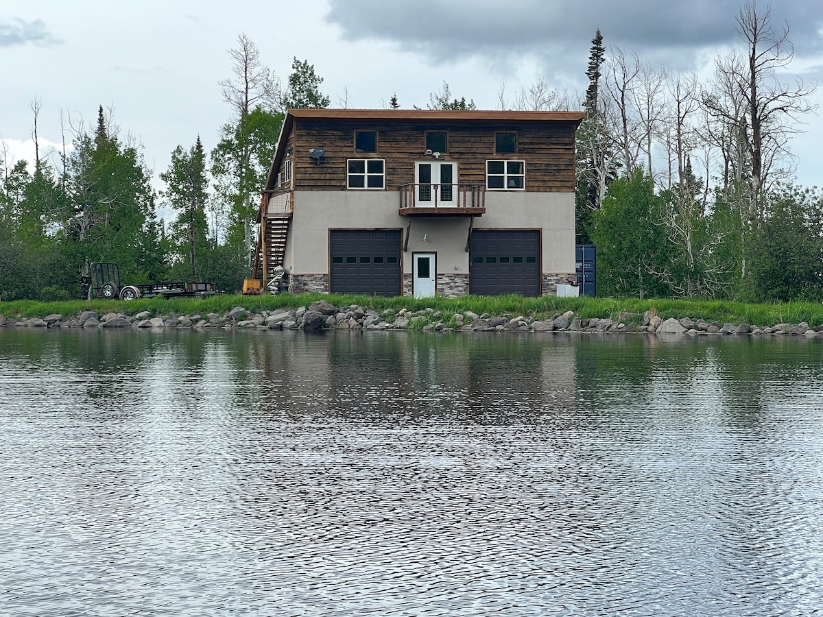 Cabin on private lake/Snowmobile destination