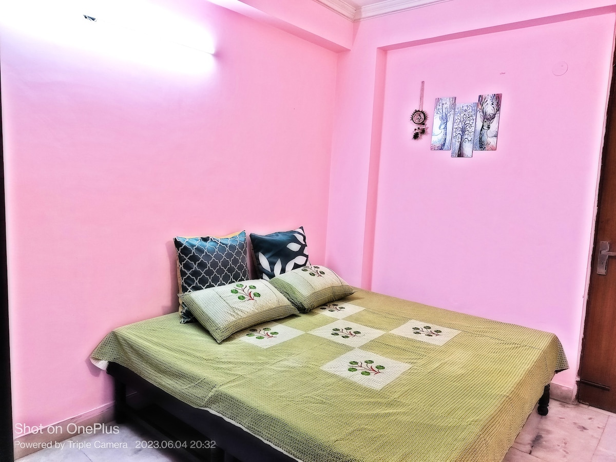 Pink Bliss: Cozy Retreat in Saket