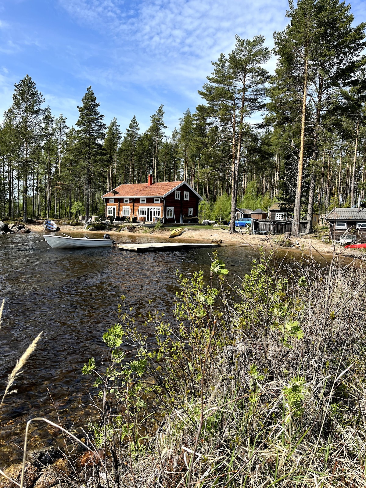 Liten Hälsingegård vid sjön Dellen, rent sjöläge