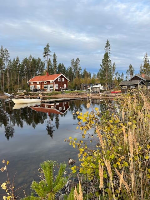 Liten Hälsingegård vid sjön Dellen, rent sjöläge