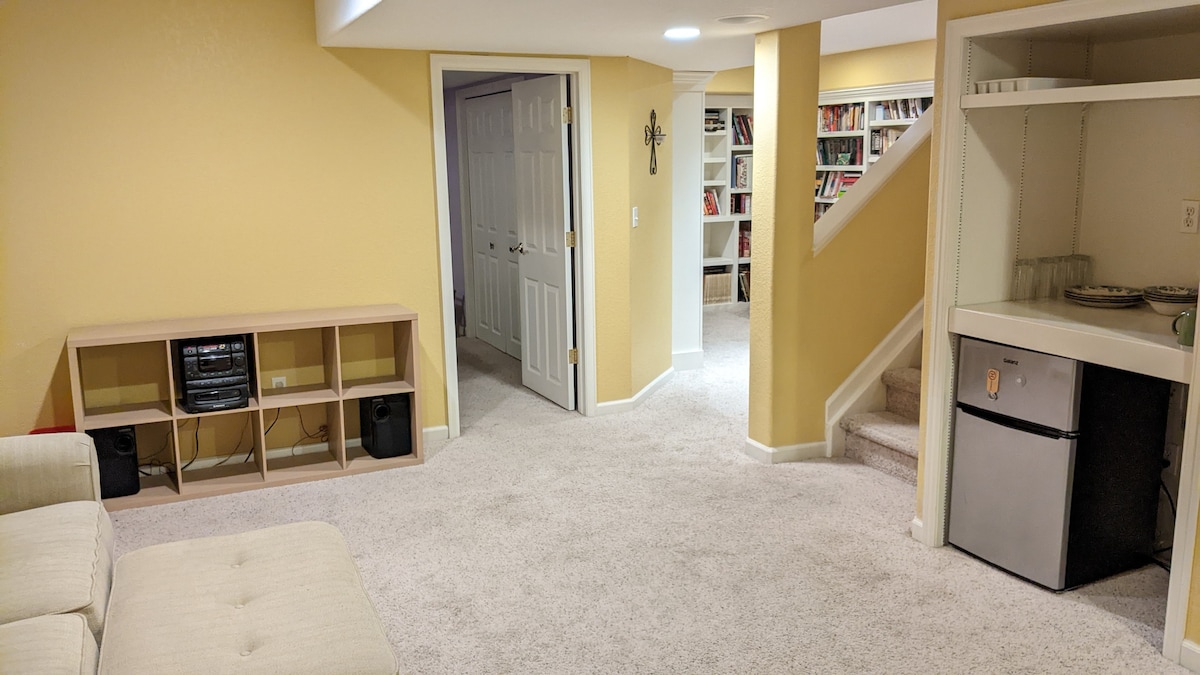 2 bdrm, 1000 sqft Family Friendly Suite w/Library