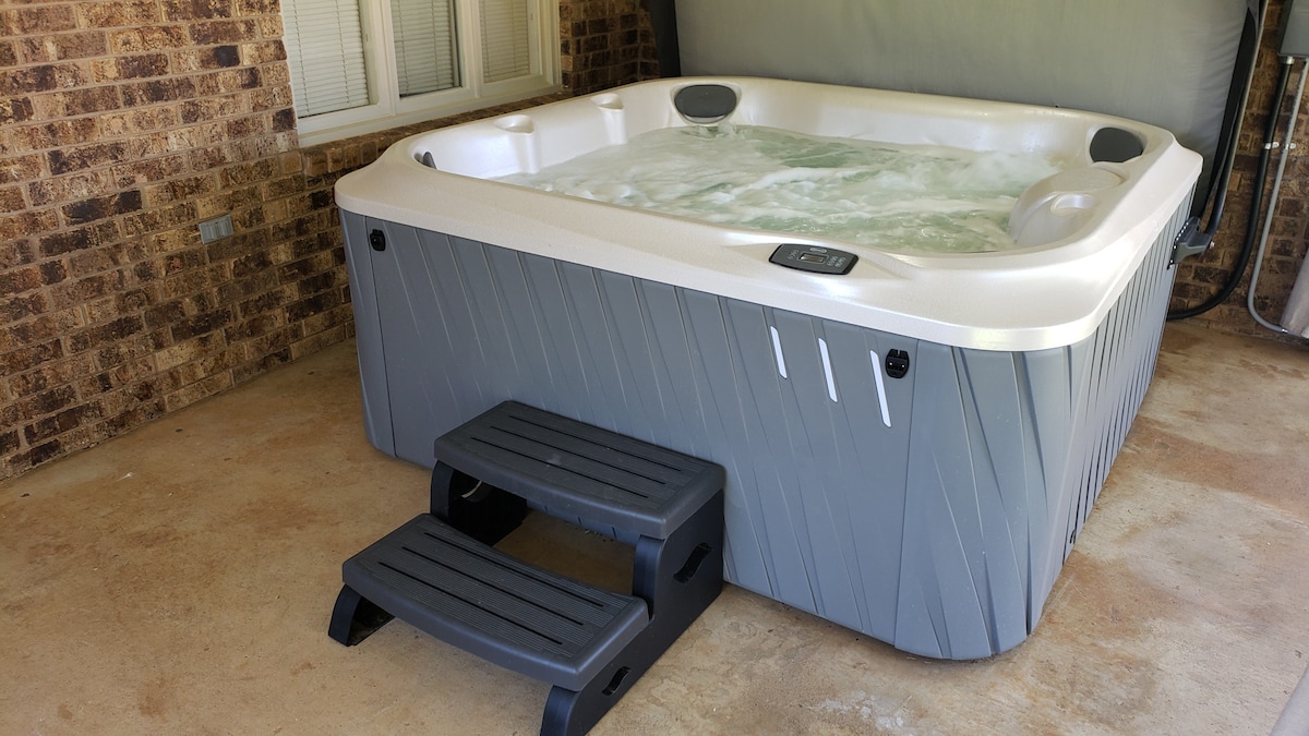 Hot Tub, Privacy, sleeps 11+ & TONS of Space!