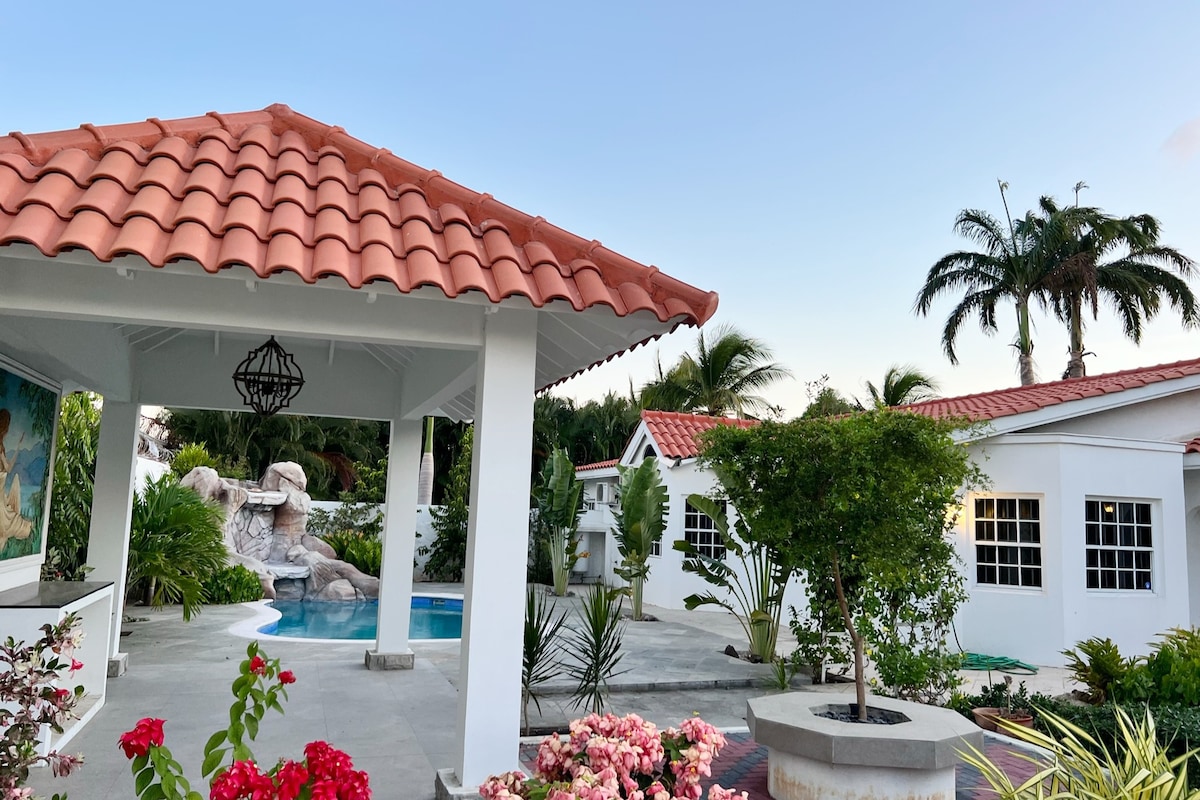 Luxury Villa with Private Pool near Mambo beach