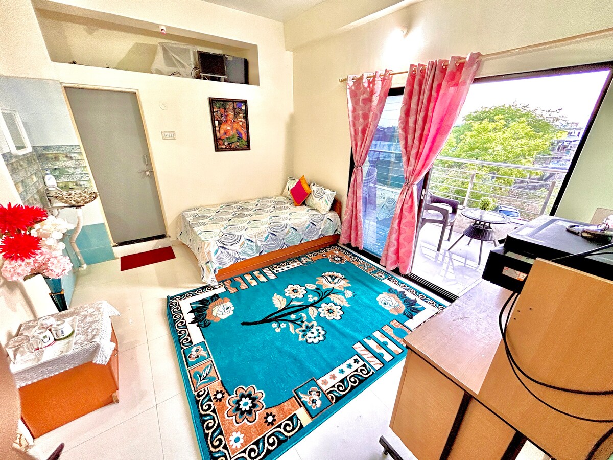 奥兰加巴德（ Aurangabad ）带阳台的主卧室