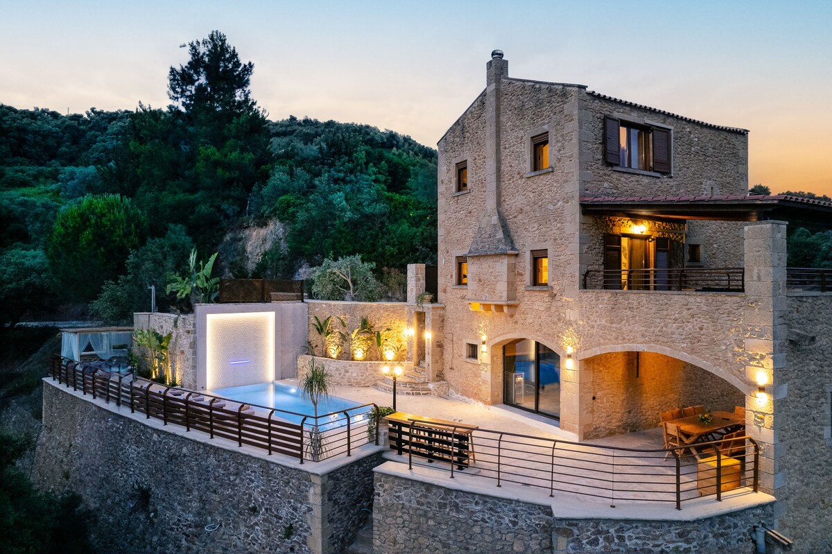 Kotinos Luxury Villa with pool