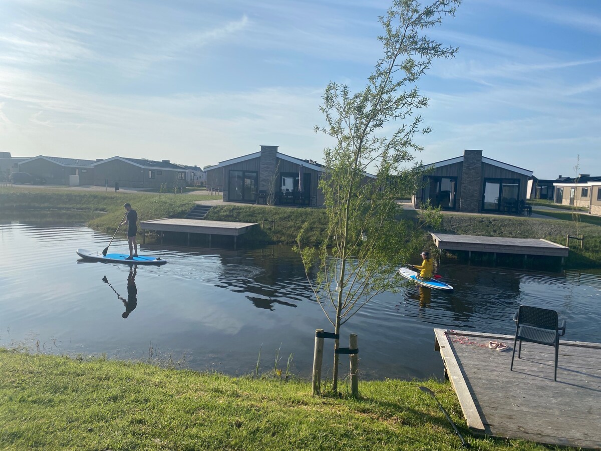 Elegantes Chalet am Wasser mit Steg Ferienhaus See