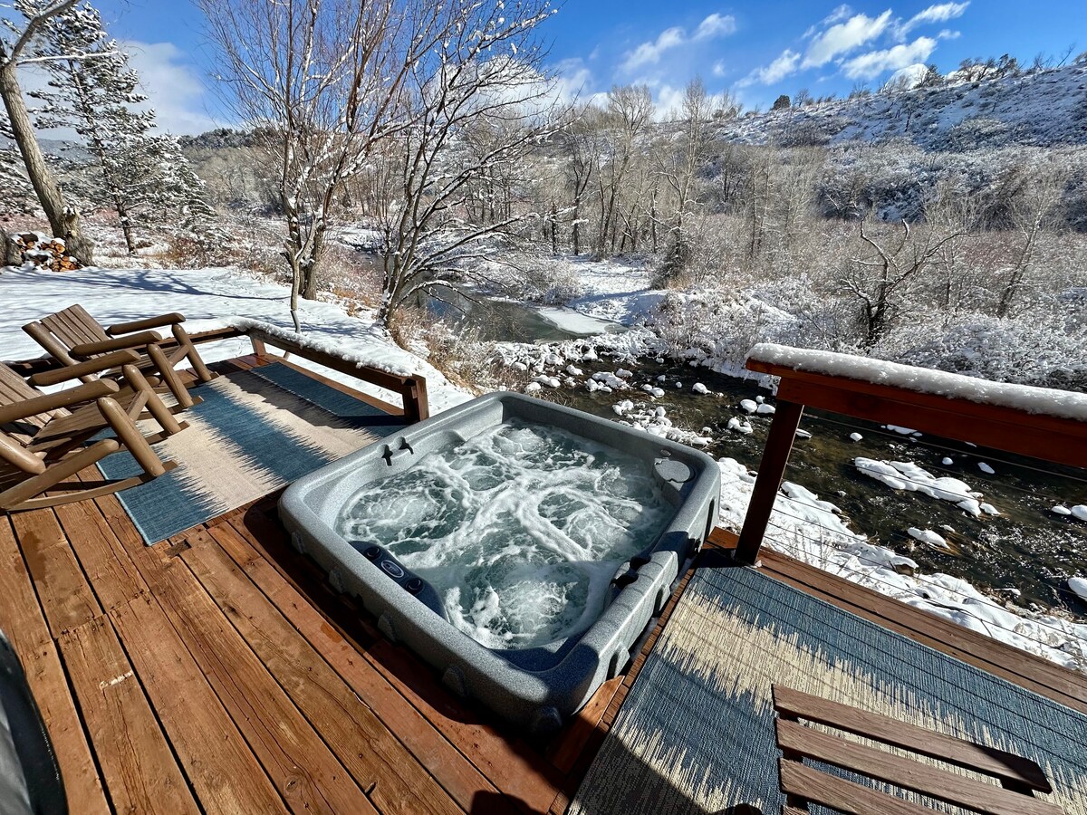 Spacious creekside cabin with Hot Tub