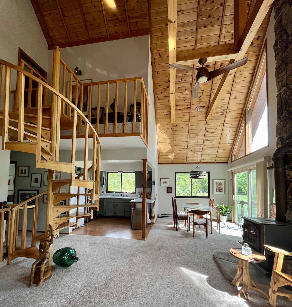 Spacious creekside cabin with Hot Tub