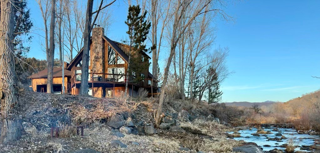 Spacious creekside cabin with Hot Tub