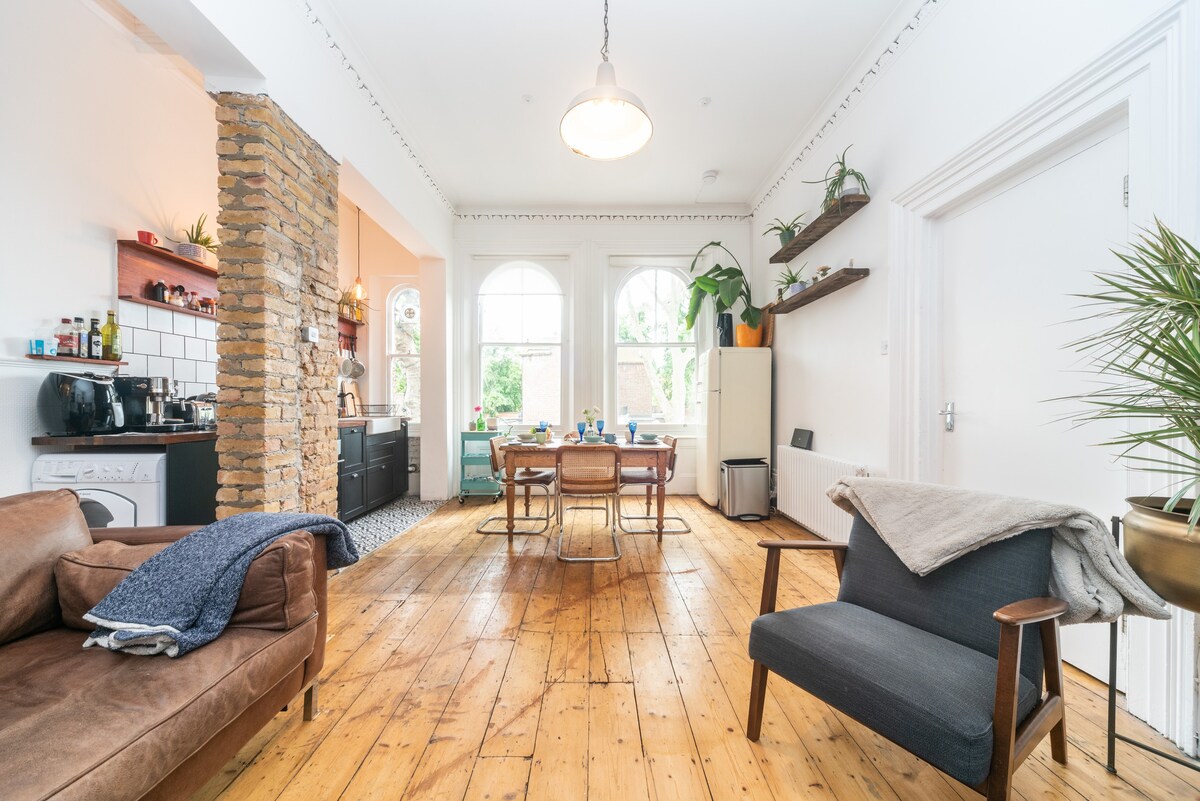 Rustic & Quirky Flat in Charming Charlton Village
