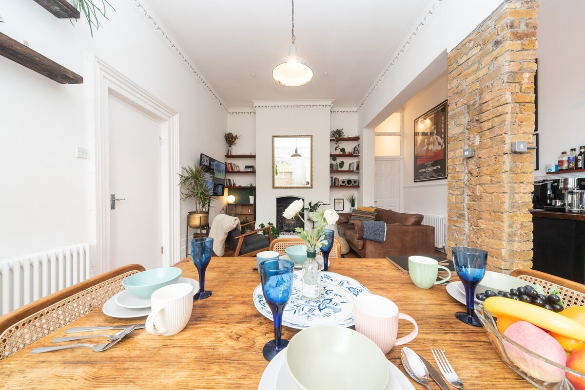 Rustic & Quirky Flat in Charming Charlton Village