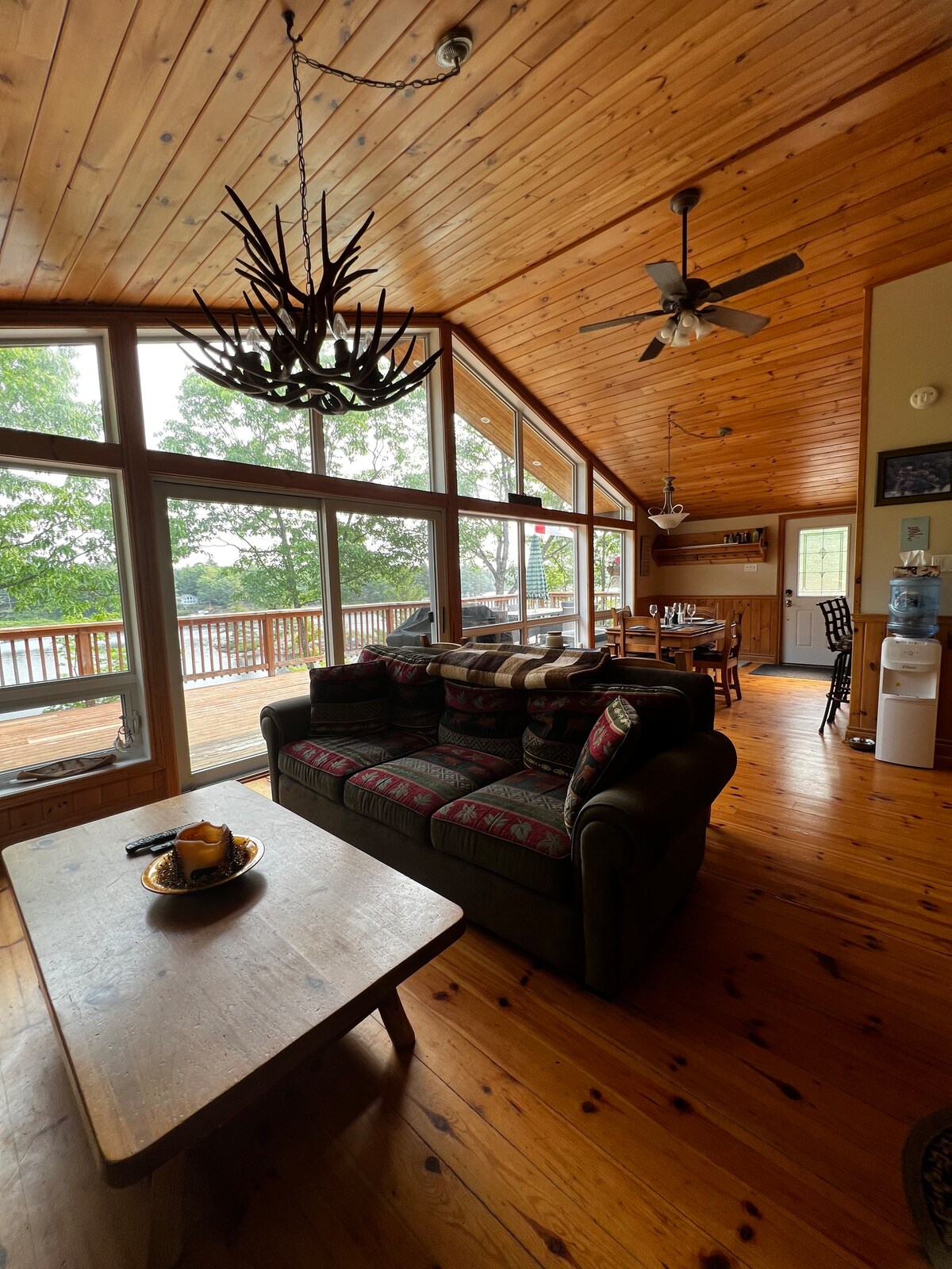Pine Hill Lodge: Waterfront with Sauna & More