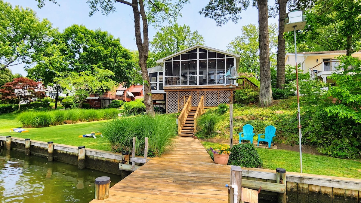 Annapolis waterfront, private pier with kayaks