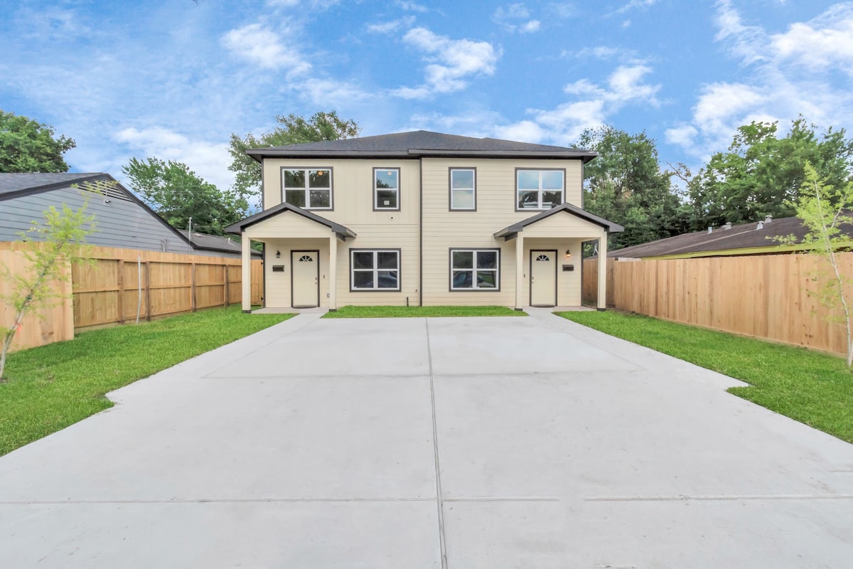 2 Homes! Sleeps 18 | Games| Gated Parking & More!