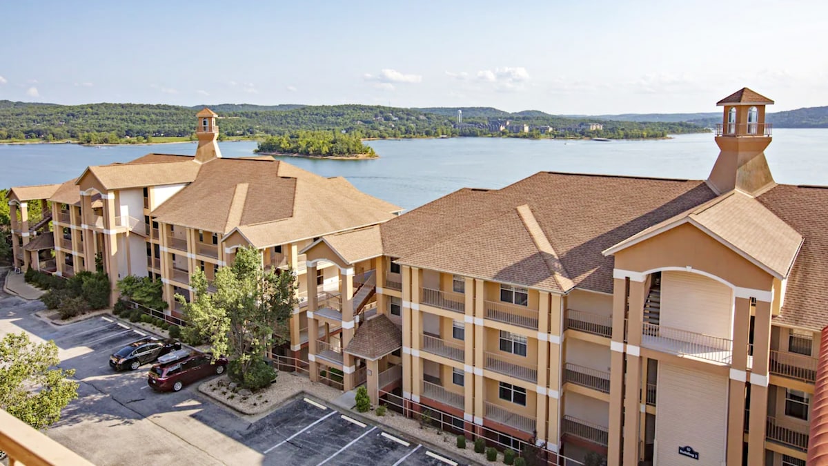 Lakeside Bliss: Your Ozark Mountain Retreat