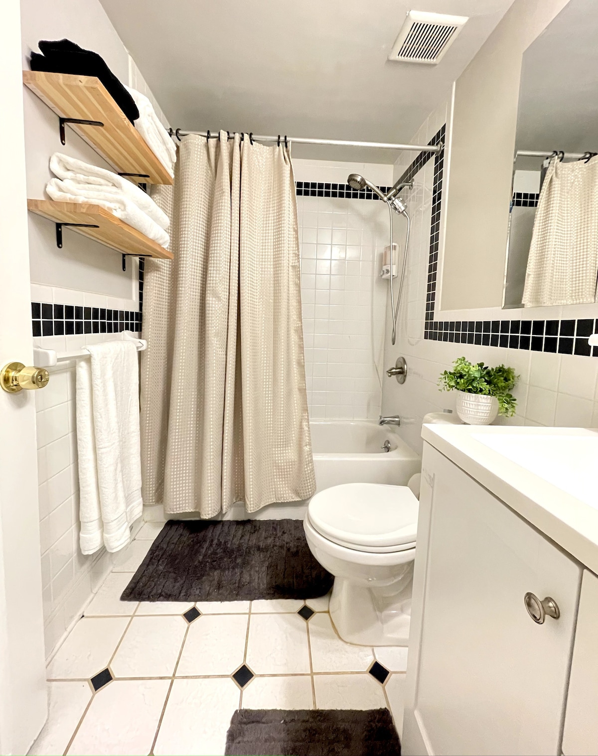 Spacious Private Lower Level - Close to Tyson/D.C