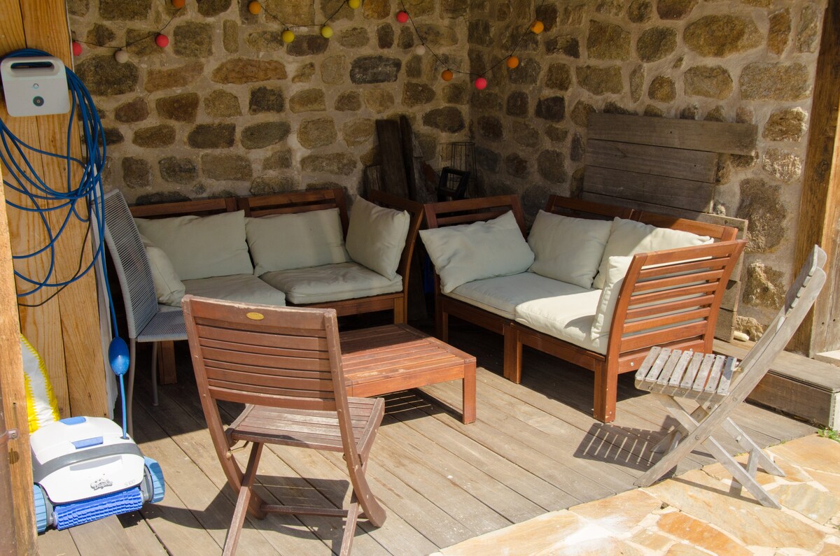 Maison en pierre avec piscine et grand jardin