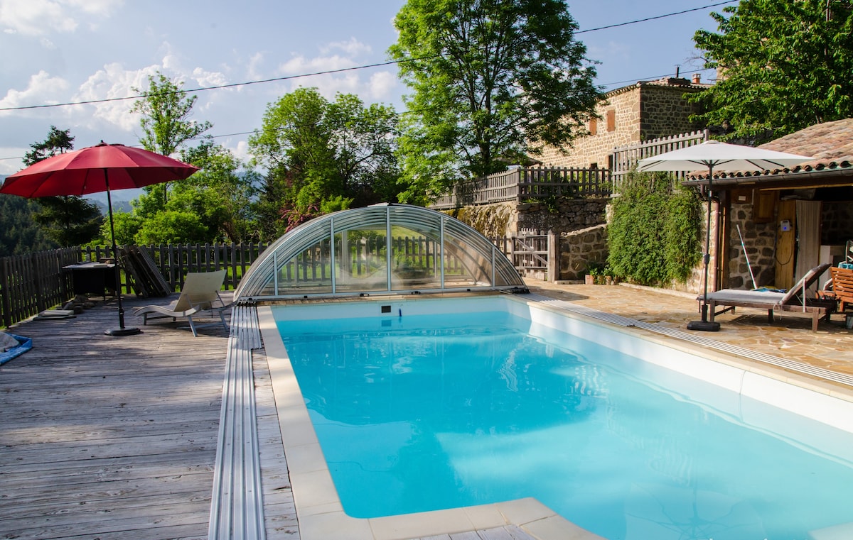 Maison en pierre avec piscine et grand jardin