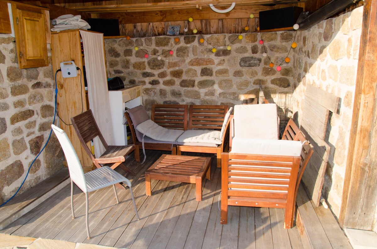 Maison en pierre avec piscine et grand jardin