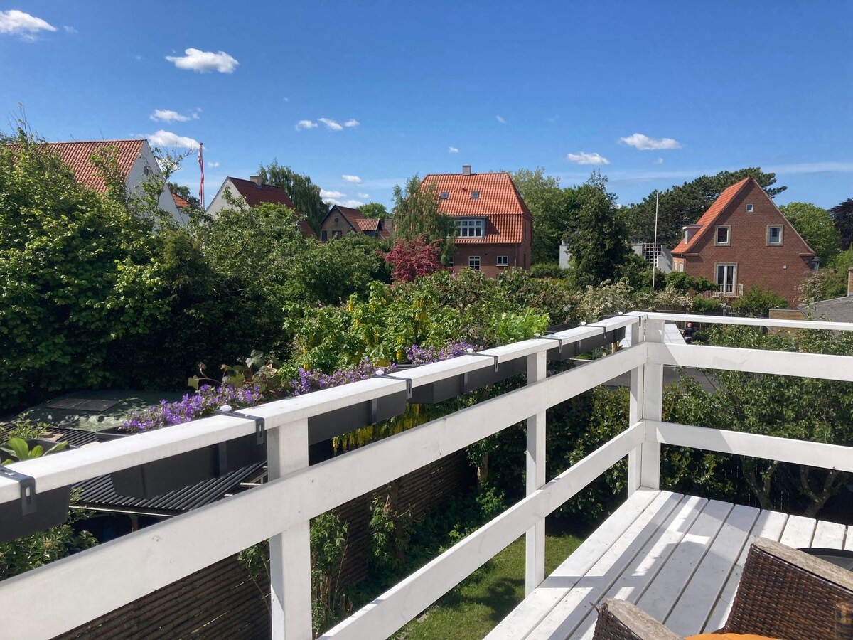 Charmerende villa i Aalborg by - Kæmpe terrasse