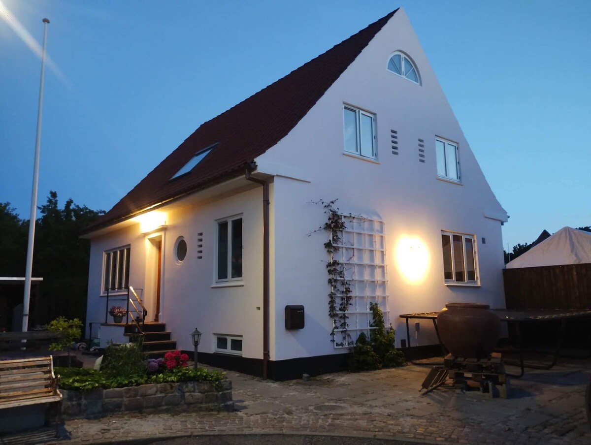 Charmerende villa i Aalborg by - Kæmpe terrasse