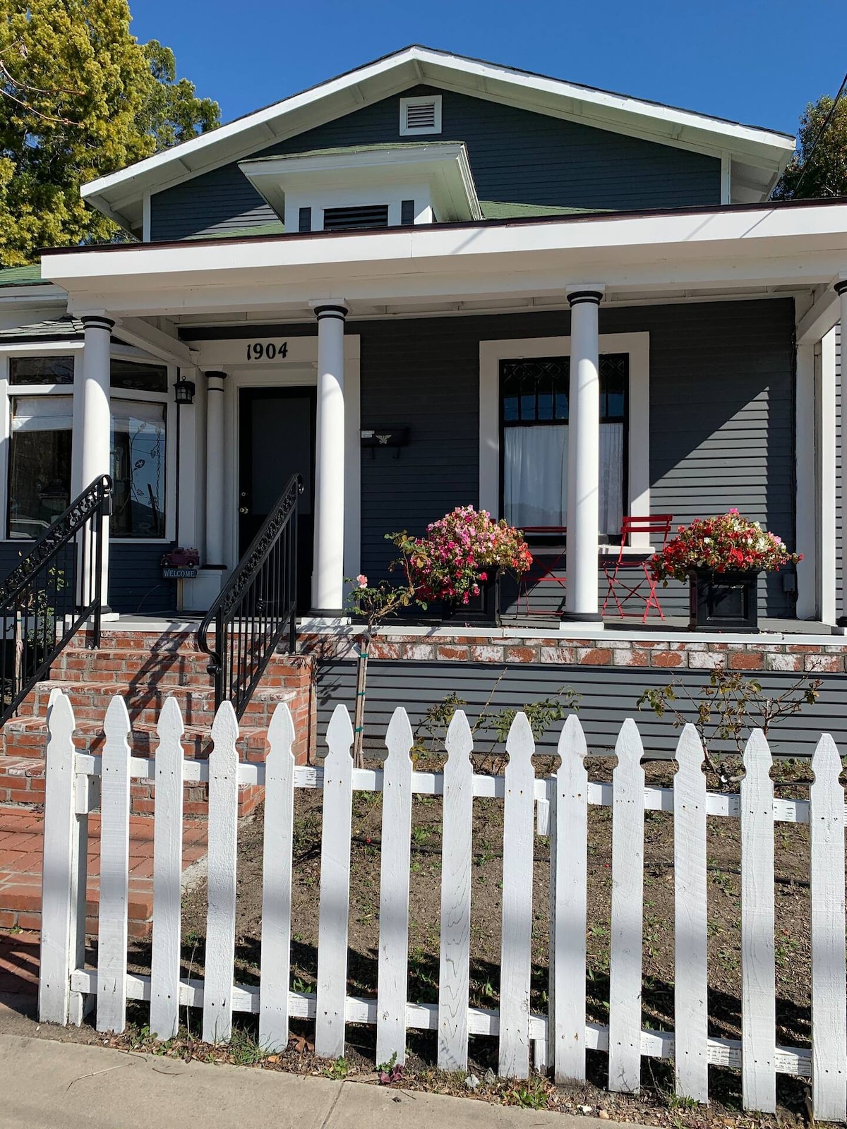 The Big Gray House on Broad-Sleeps 10 Downtown SLO