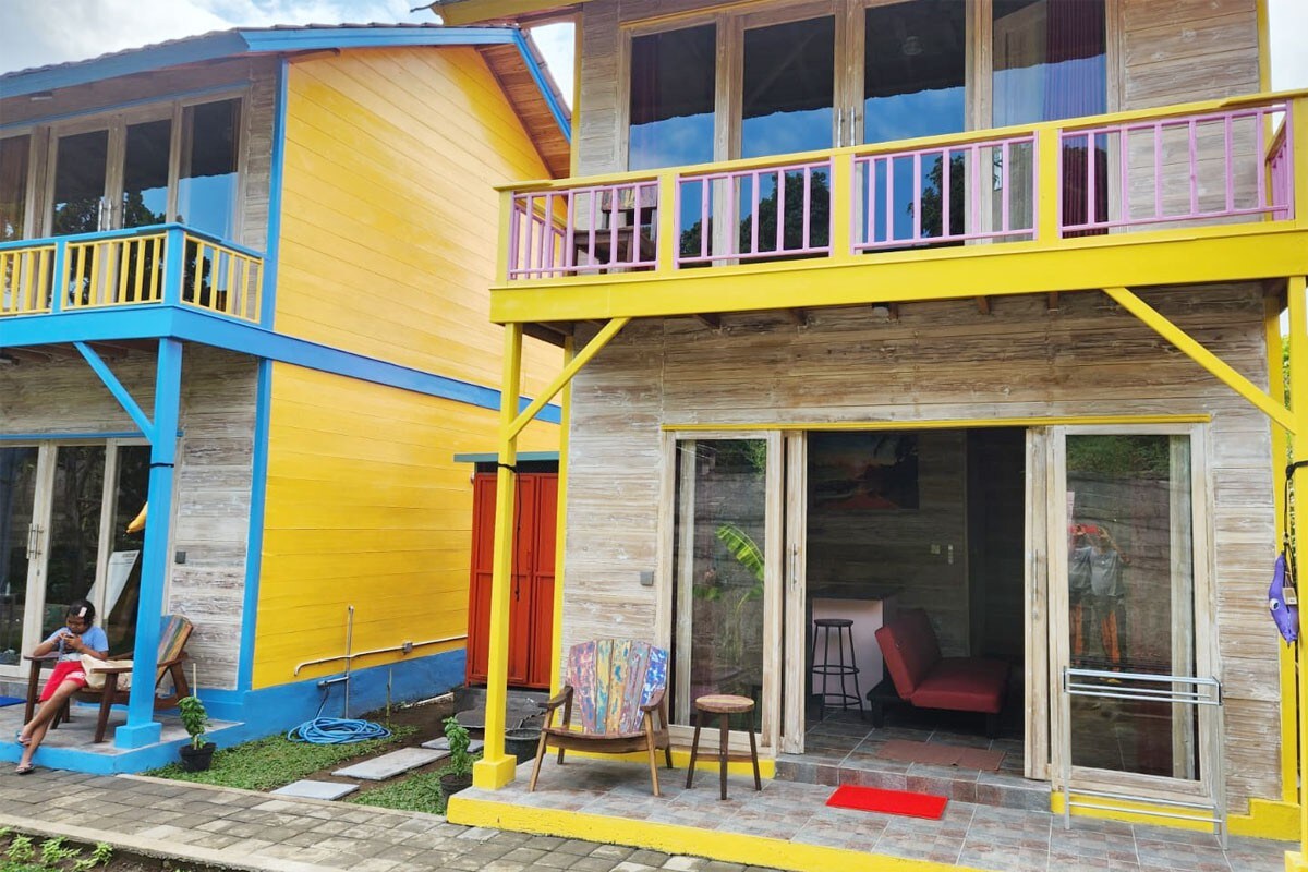 Tiny Wood Dream House steps from the beach - Pink