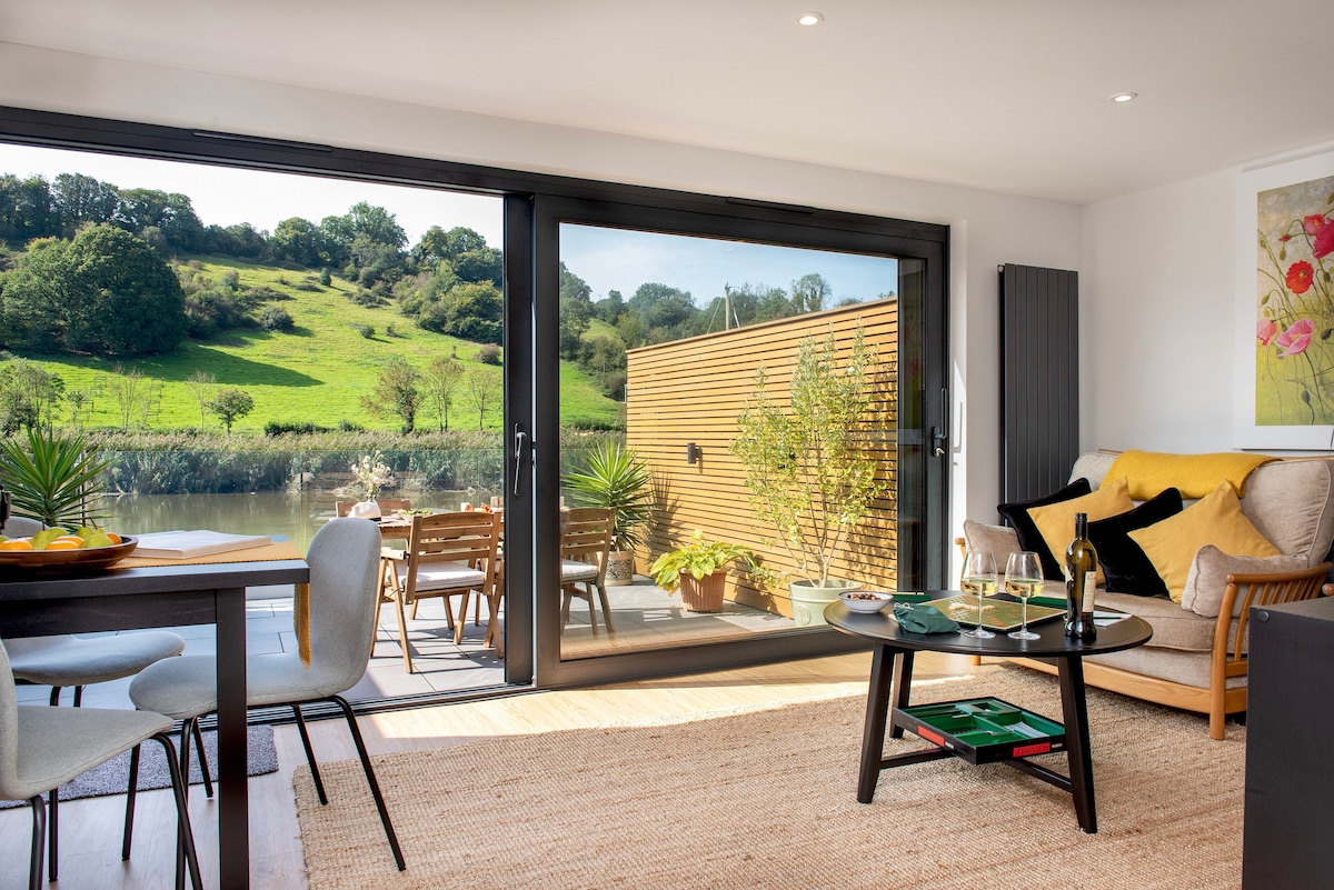 Luxury Waterfront Cottage, Calstock sleeps 3