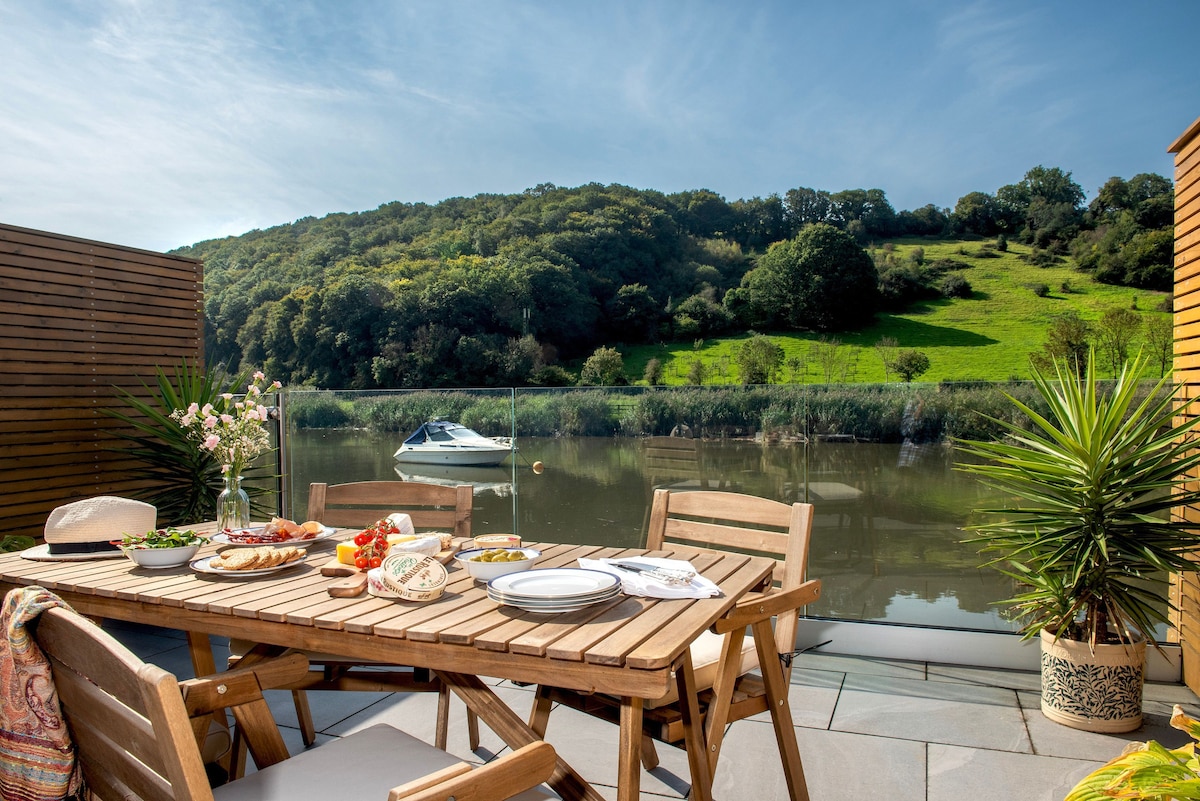 Luxury Waterfront Cottage, Calstock sleeps 3