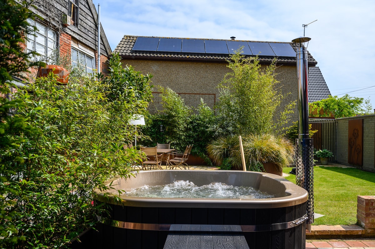 Stunning Barn Conversion near Beach with Hot Tub