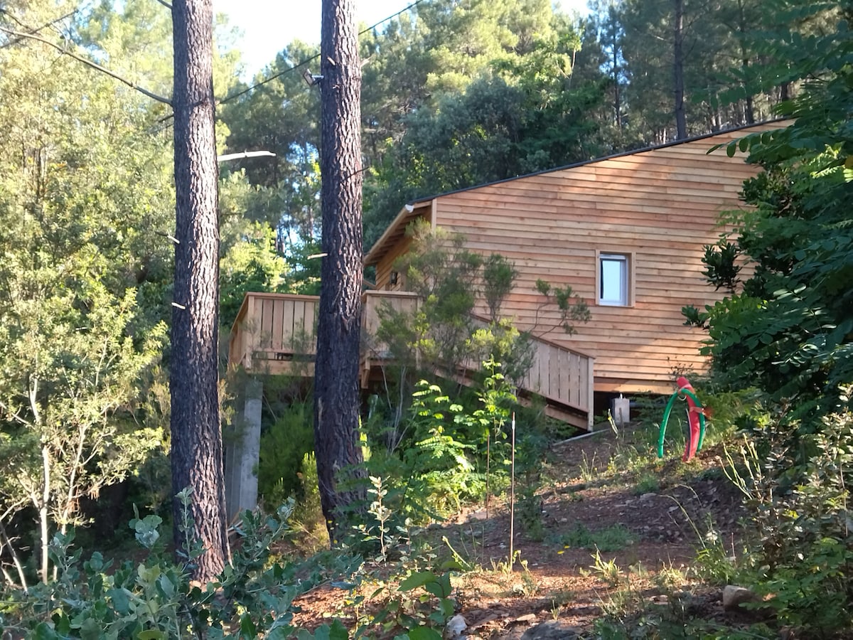 带空调的小屋，可通往河边。