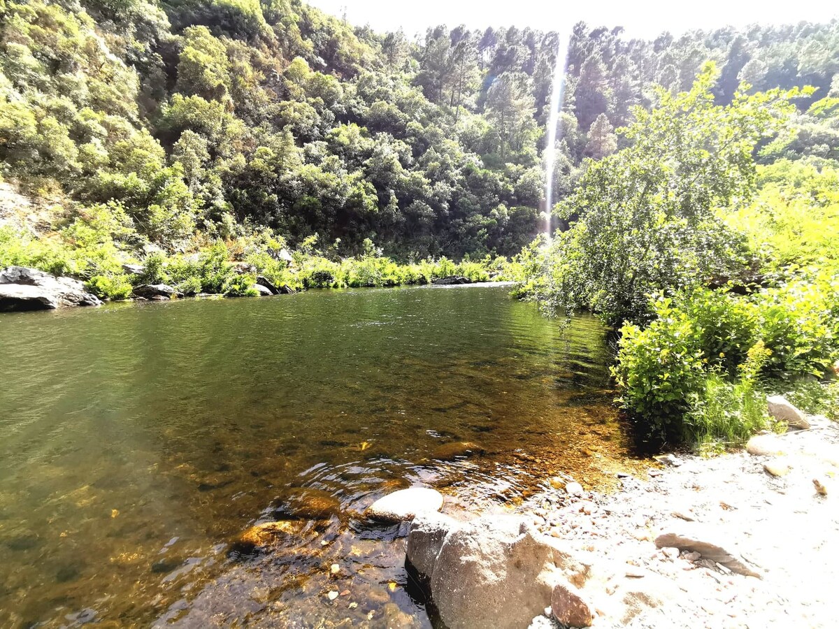 带空调的小屋，可通往河边。