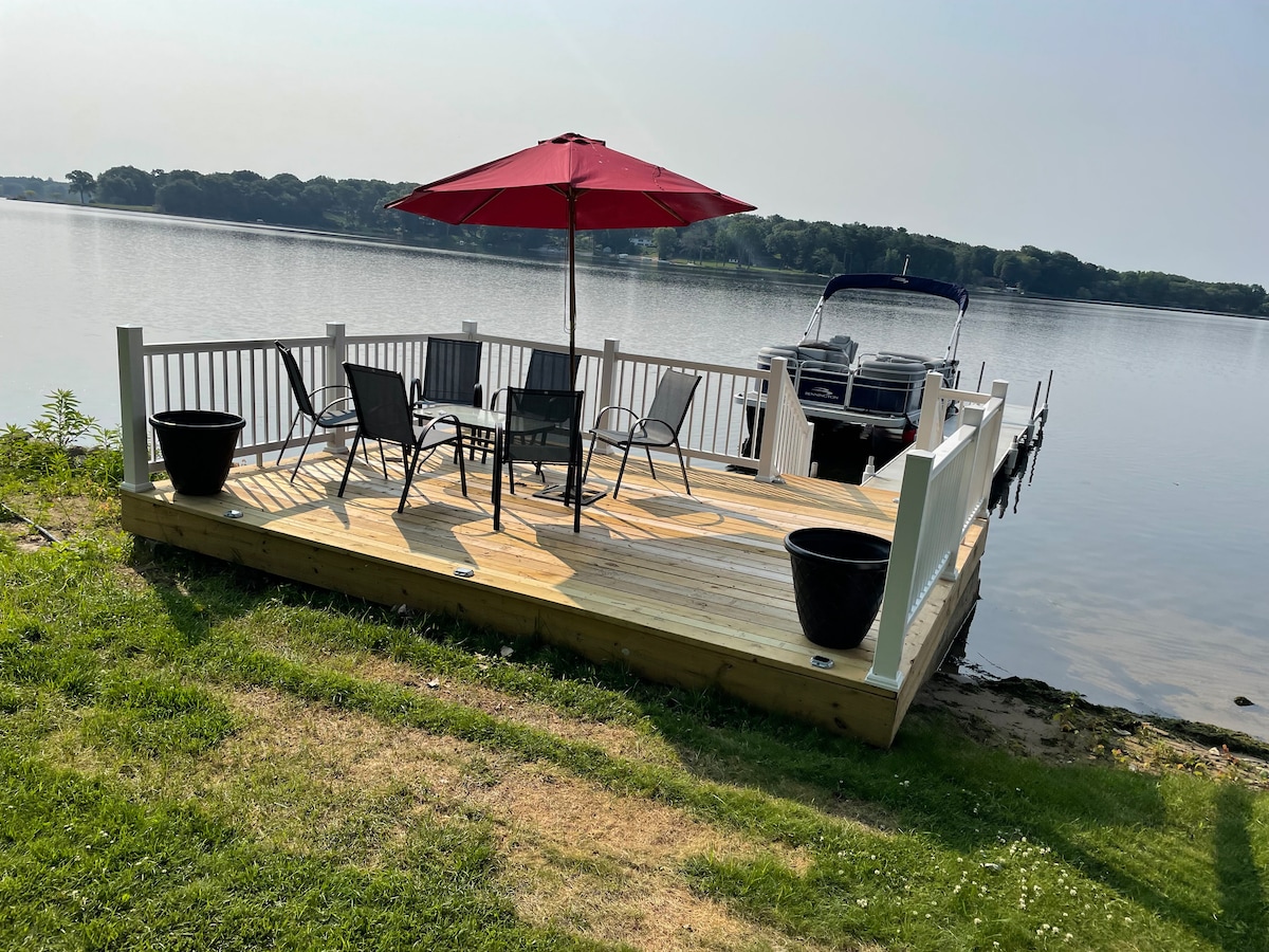 The Boathouse on Mona Lake